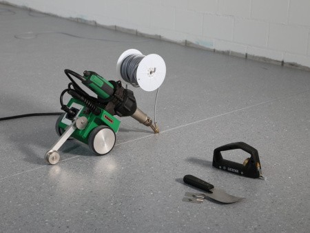 Сварочный автомат горячего воздуха (привод) MINIFLOOR в работе линолеумом при сварке швов